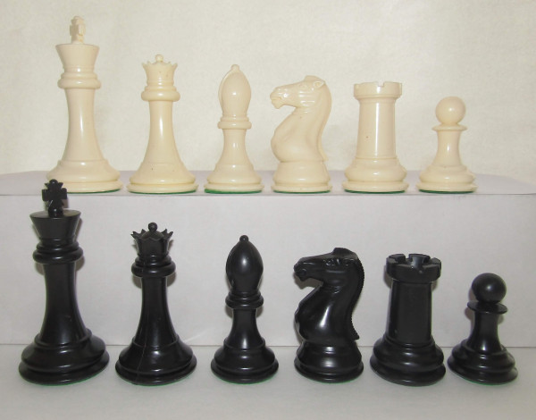 Exklusive Schachfiguren aus Kunststoff mehrfach beschwert