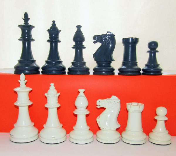Klassische Schachfiguren aus Akazie