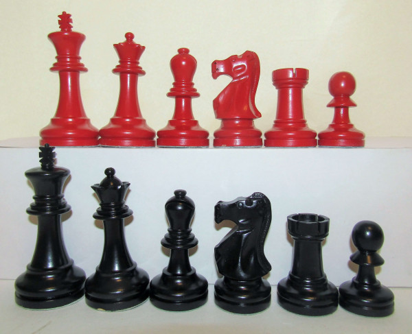 Schachfiguren aus Ebenholz / Padouk schwarz / rot