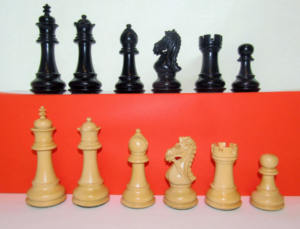 Klassische Schachfiguren geschnitzt