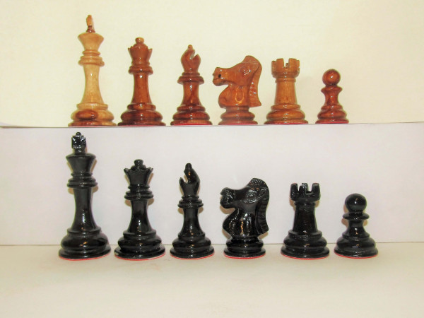 Klassische Schachfiguren unbeschwert